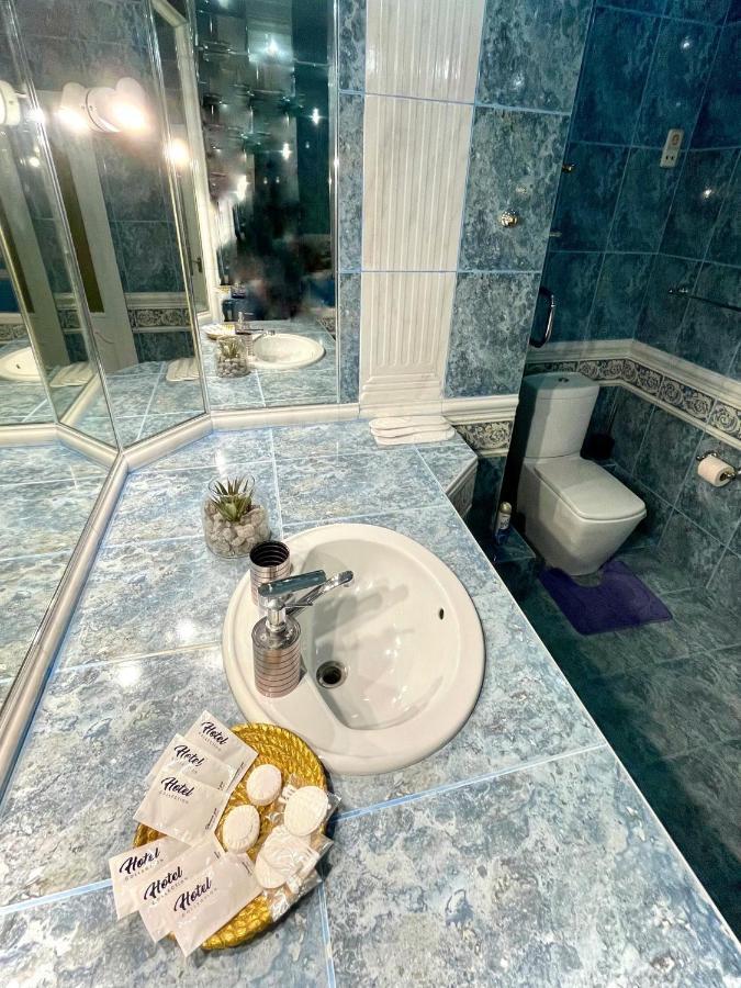 Great One Bed Right Near Opera House Apartment Киев Екстериор снимка
